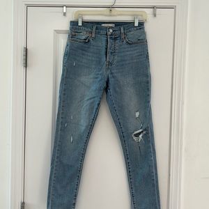LEVIS - Wedgie Skinny - size 28 medium wash